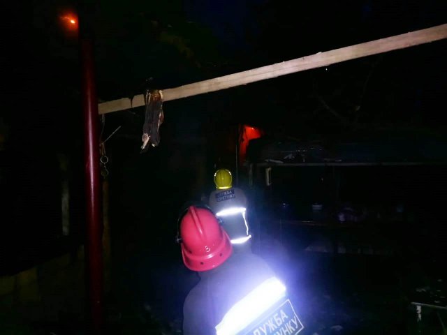 Нововоронцовские спасатели тушили дом где во время пожара пострадала женщина