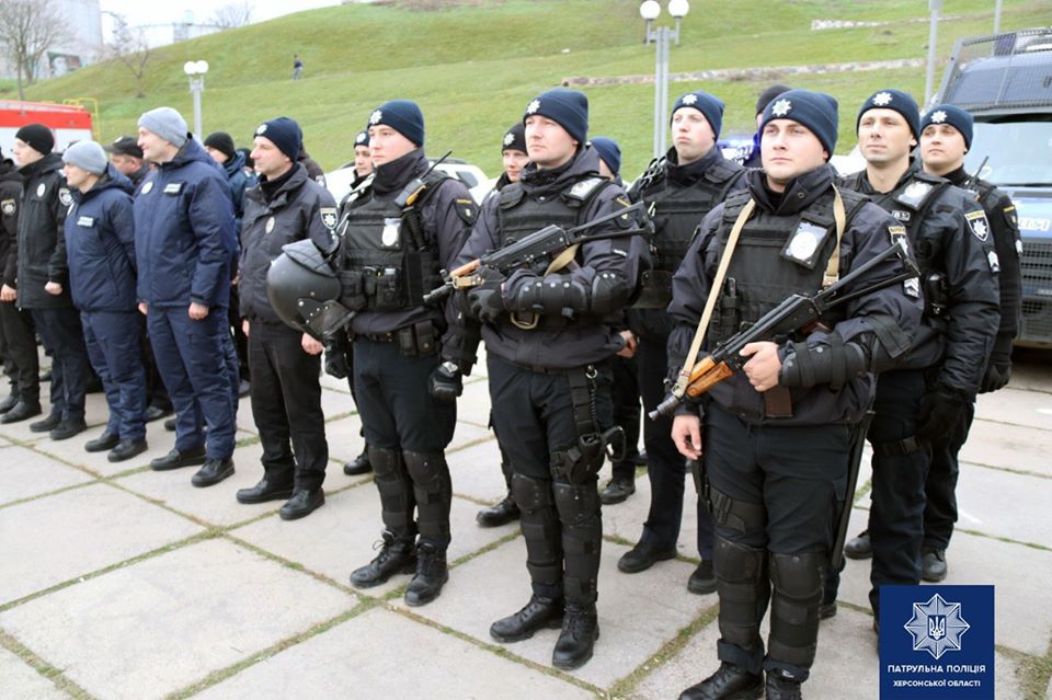 Полиция перевод. Вооружение полиции Украины. ГУНП В Херсонской области. Полицаи в Херсонской области. Патрульная полиция Украина служба обязанности.