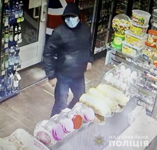 В Новой Каховке полицейские задержали подозреваемого в вооруженных разбойных нападениях на магазины