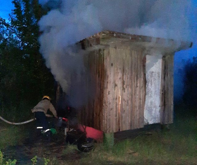 В Голой Пристани тушили пожар в дачном вагончике