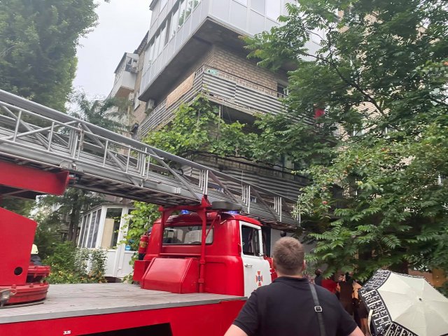 Спасатели сняли с карниза балкона девочку с особыми потребностями