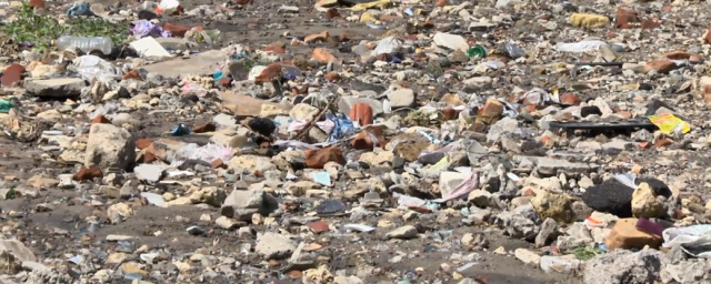 В Херсоне в результате непогоды одну из улиц заполонили вода и мусор