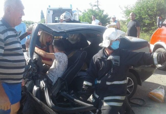 Возле Азовского моря лобовое столкновение двух автомобилей. Пострадали 6 человек