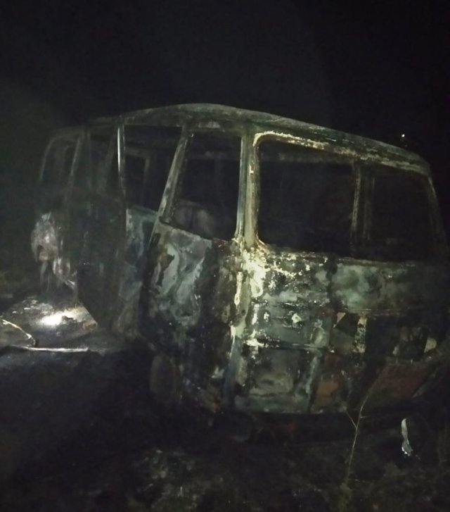 Олешковским спасателям не удалось спасти горевший микроавтобус