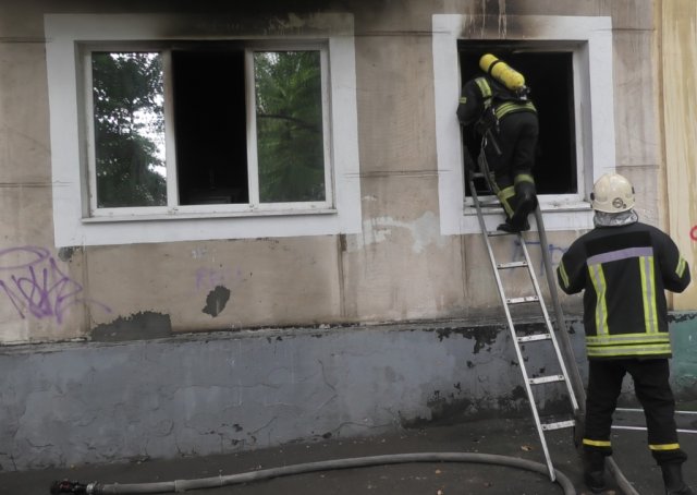 В Херсоне произошел пожар в многоквартирном доме – спасателю пришлось выносить из помещения двух детей