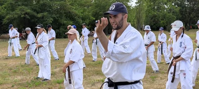 В Скадовске проводятся занятия летней школы каратэ