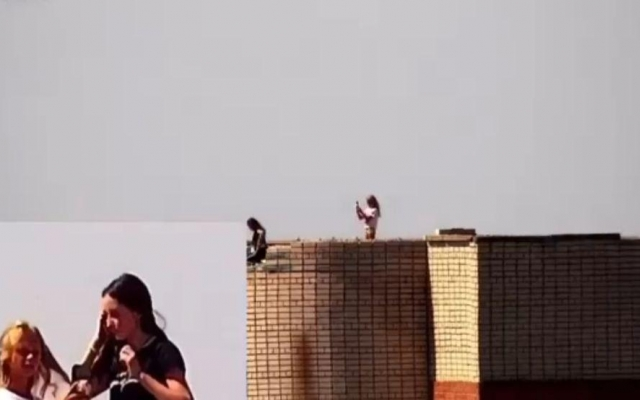 На аварийном недостроенном здании в Херсоне подростки устроили опасную фотосессию