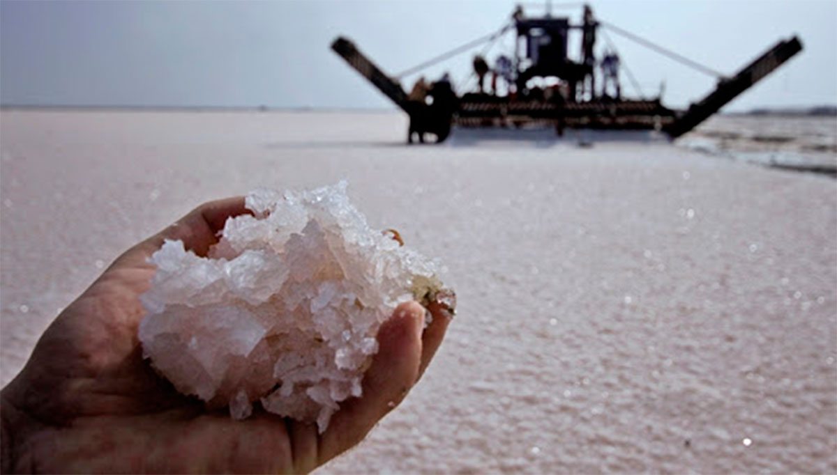 Добыча солей. Добыча морской соли. Морская соль Крым. Морская соль Евпатория. Добыча поваренной соли.