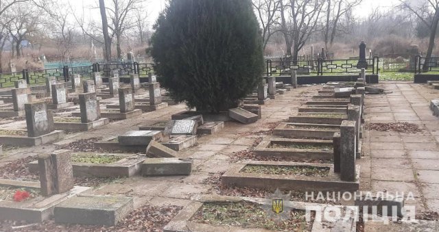 Полиция устанавливает лиц, которые повредили памятники братской могилы на мемориальном кладбище в Херсоне