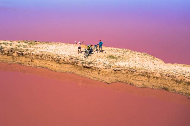 Розовые озера Херсонщины показали с высоты птичьего полета: удивительные фото и видео