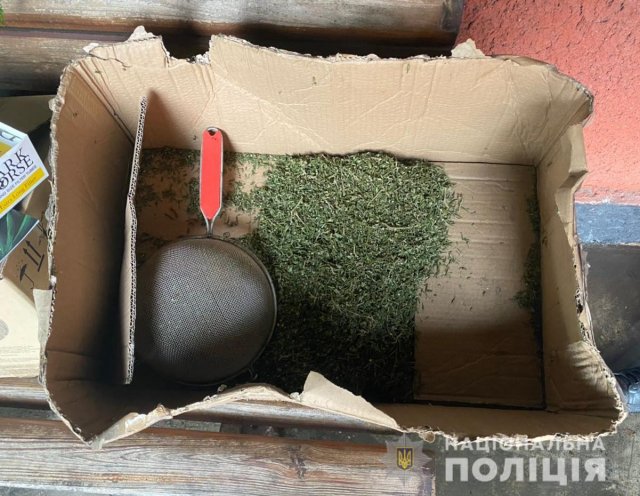 У жителя Херсонщины полицейские изъяли 1,5 килограмма марихуаны