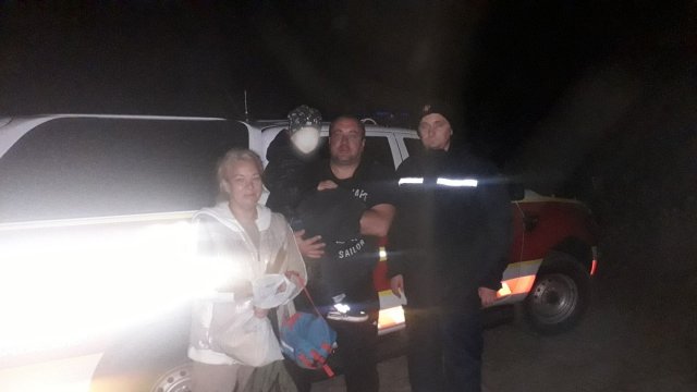 Херсонские спасатели выевли из леса заблудившуюся семью туристов