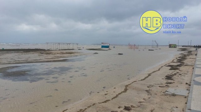 В Геническе затопило городской пляж
