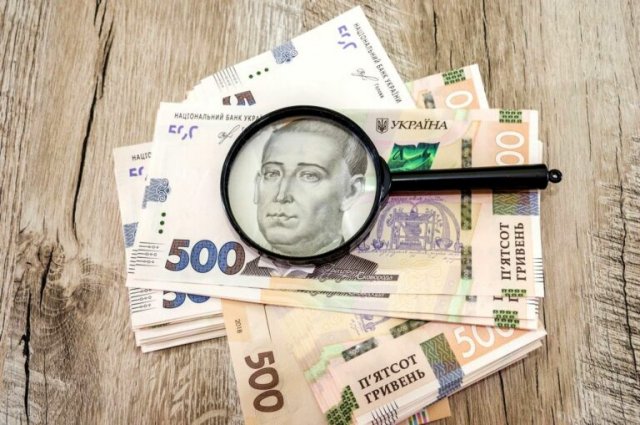 На тлі зростання цін багатьом українцям скорочують зарплати