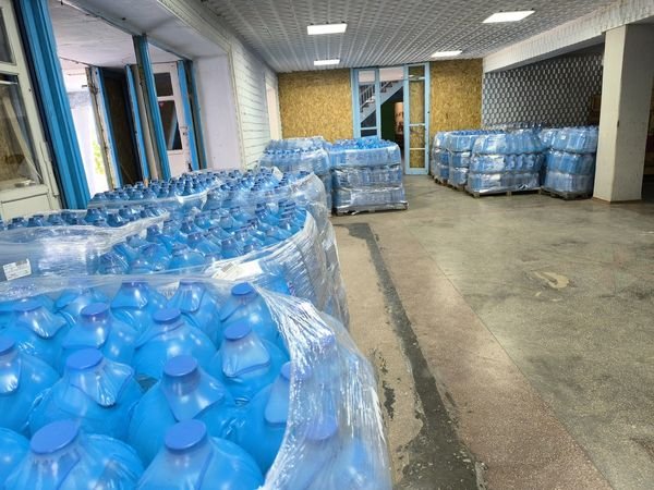Жителі Нововоронцовки отримали питну воду від міжнародних благодійників