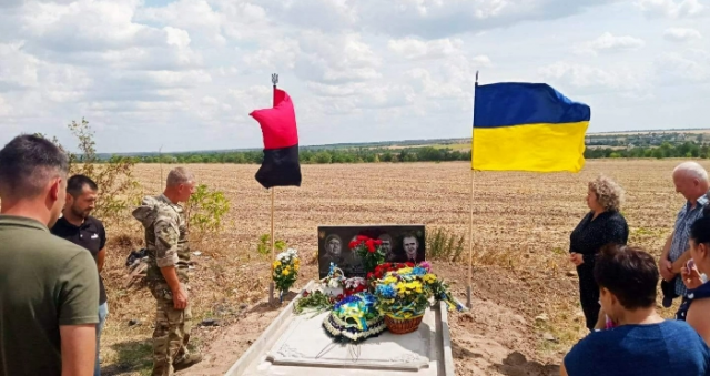 У селі Іванівка відкрили пам'ятник загиблим розвідникам