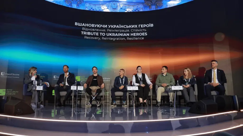 Морпіх з Олешок Олександр Дідур виступив на Kyiv Security Forum разом з принцом Гаррі
