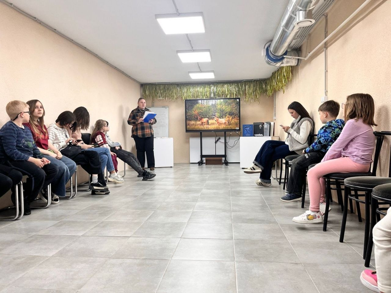 Діти ВПО з Херсонщини в Миколаєві отримали абонементи в бібліотеку