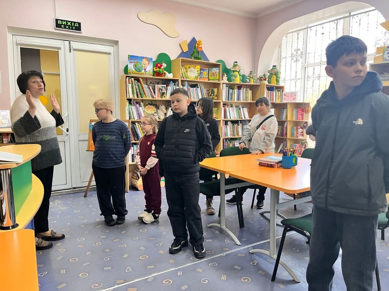 Діти ВПО з Херсонщини в Миколаєві отримали абонементи в бібліотеку