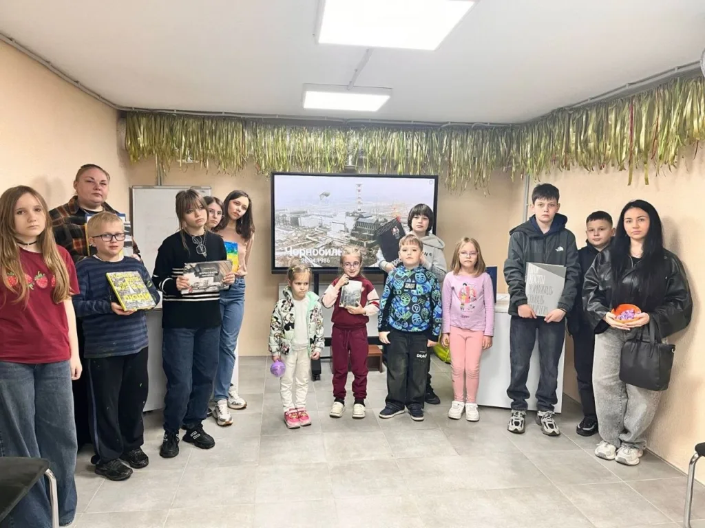 Діти ВПО з Херсонщини в Миколаєві отримали абонементи в бібліотеку