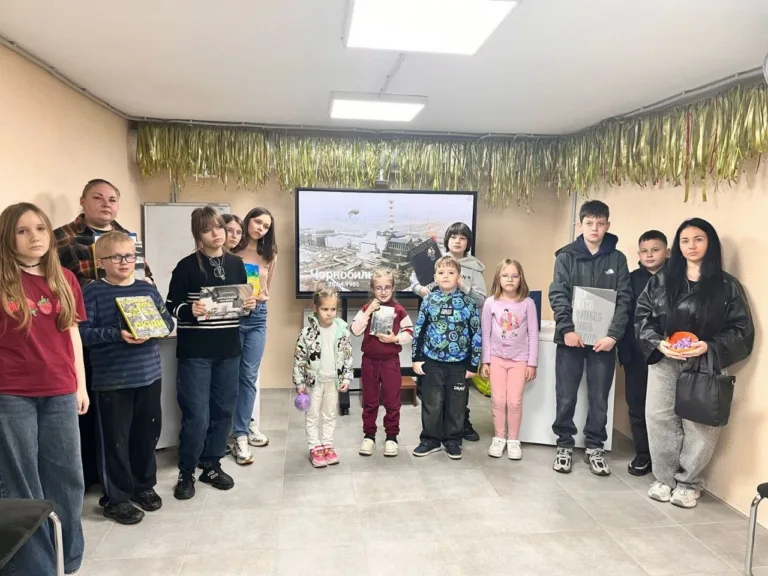 Діти ВПО з Херсонщини в Миколаєві отримали абонементи в бібліотеку