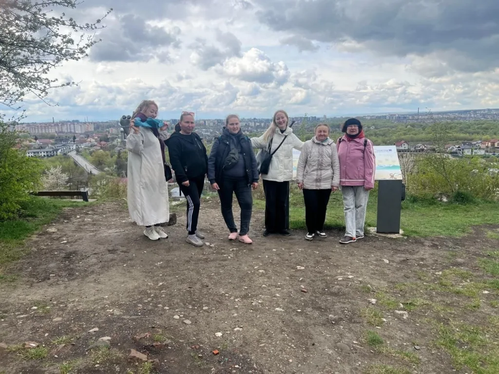 Переселенки з Херсонщини пройшли Вовчинецькими горами та займались арттерапією в Івано-Франківську
