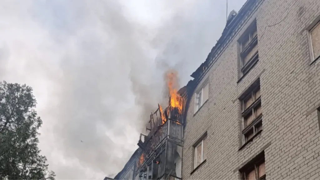 Дрон РФ атакував будинок у Херсоні: ДСНС врятувала двох людей з пожежі