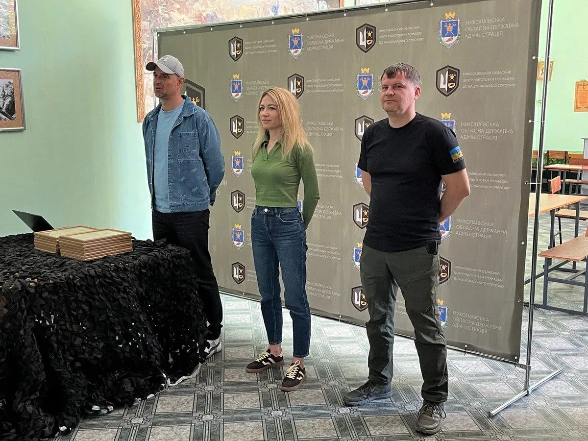Група людей у військовій формі отримує сертифікати про завершення військового вишколу. 1