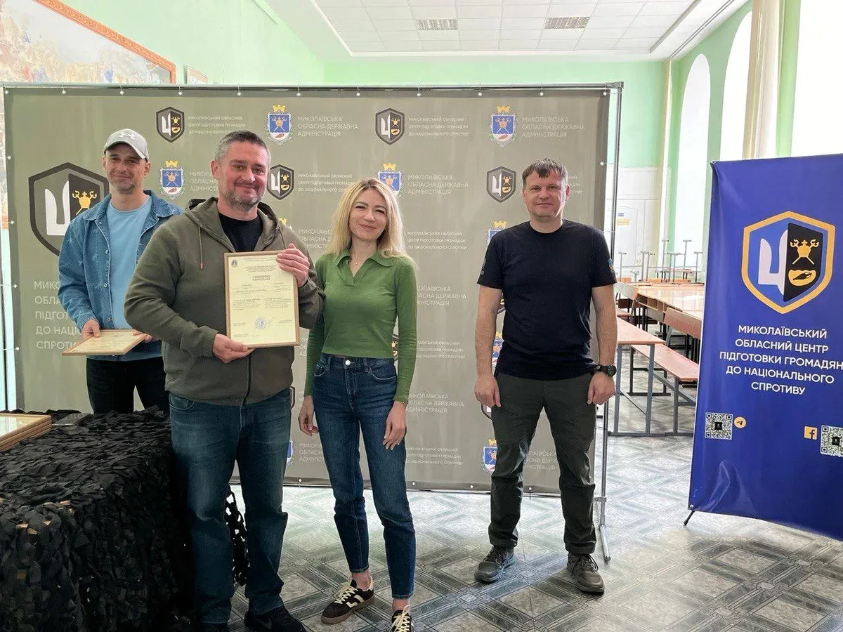 Група людей у військовій формі отримує сертифікати про завершення військового вишколу. 2