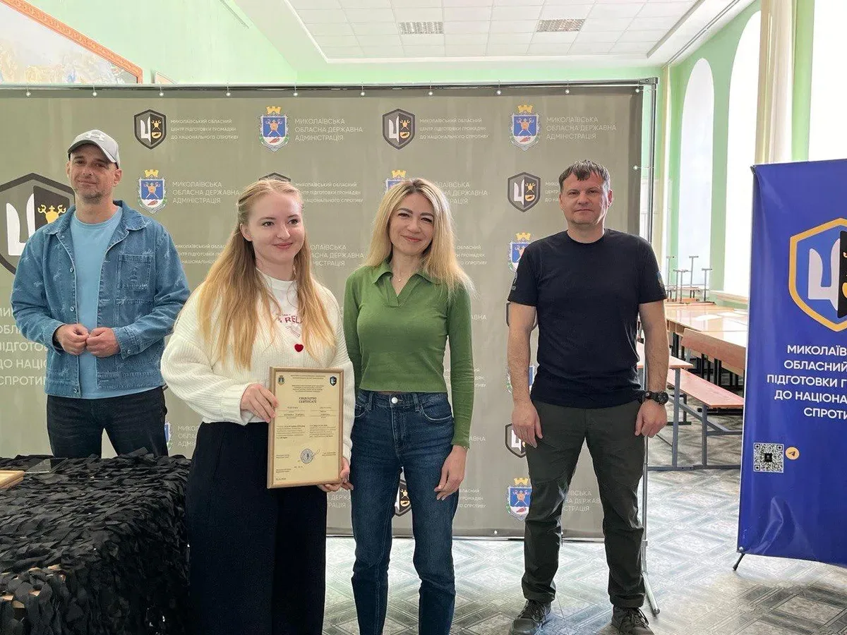 Група людей у військовій формі отримує сертифікати про завершення військового вишколу. 4