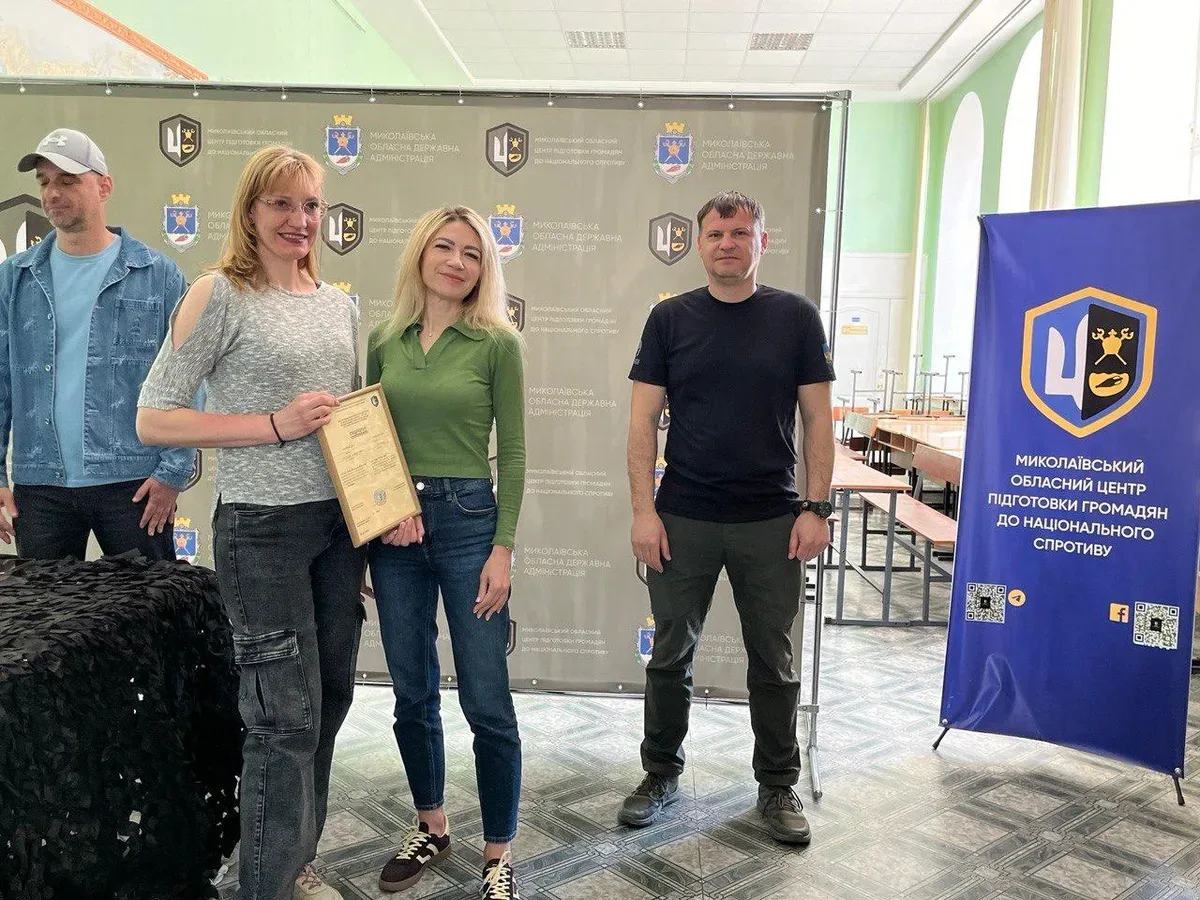 Група людей у військовій формі отримує сертифікати про завершення військового вишколу. 5