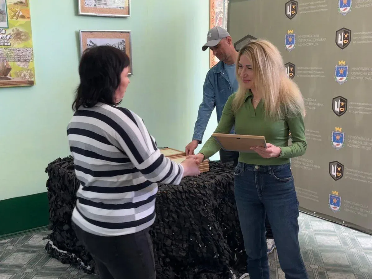 Група людей у військовій формі отримує сертифікати про завершення військового вишколу. 6