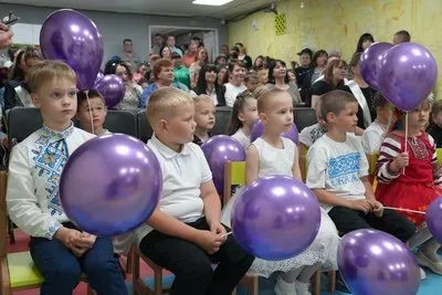 Учні та вчителі під час свята останнього дзвоника в укритті навчального закладу на Херсонщині 2