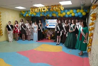 Учні та вчителі під час свята останнього дзвоника в укритті навчального закладу на Херсонщині 4