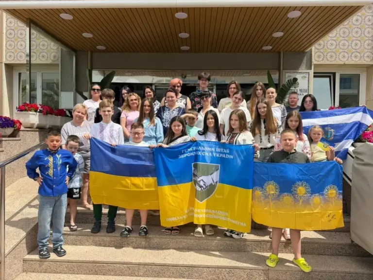 Діти та дружини військових з Херсонщини вирушили на відпочинок до Іспанії