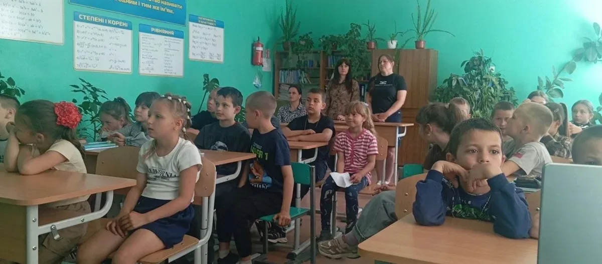 Діти слухають лекцію з мінної безпеки 1