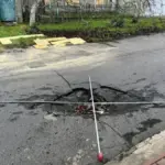Постраждала жінка після атаки дрона в Херсоні, рятувальники надають допомогу