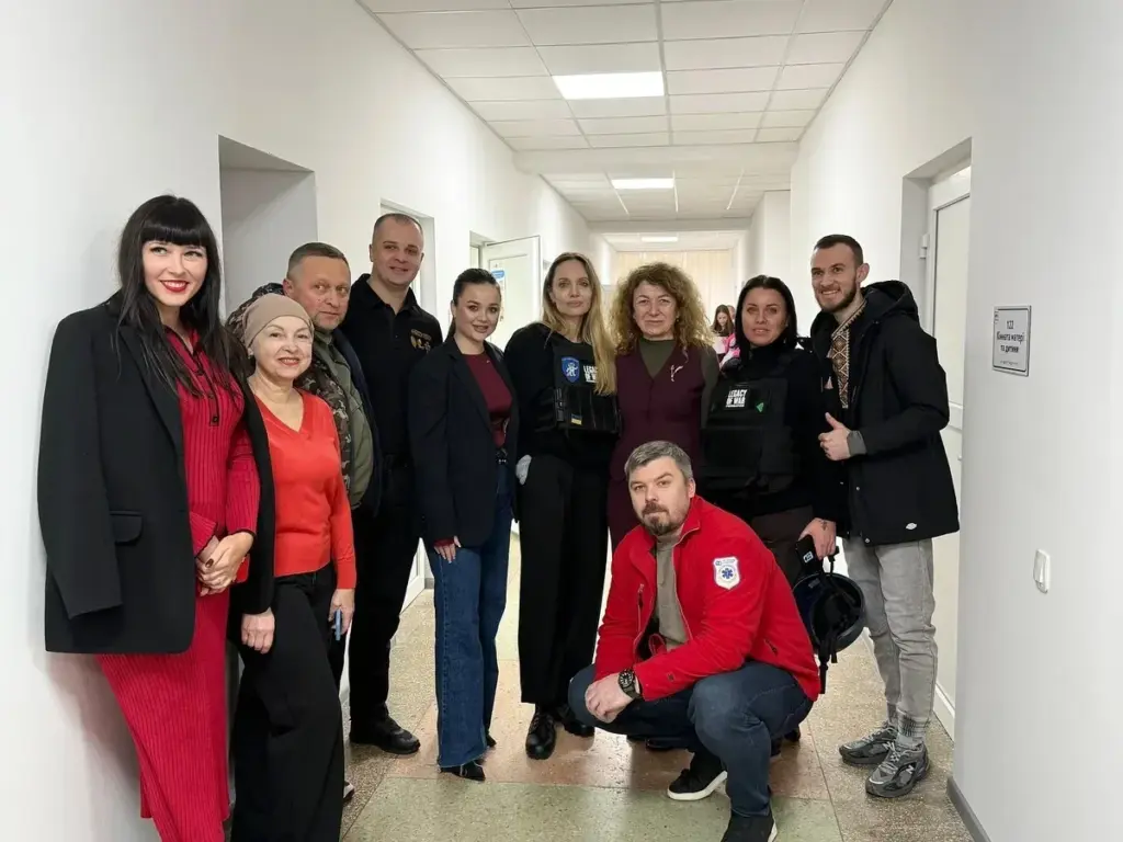 Анджеліна Джолі відвідає Херсон 5 листопада 2025 року: фотограф Джайлз Дулі розкрив причини