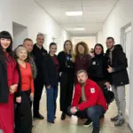 Анджеліна Джолі в Україні під час візиту до прифронтового міста, де спілкується з місцевими жителями та військовими