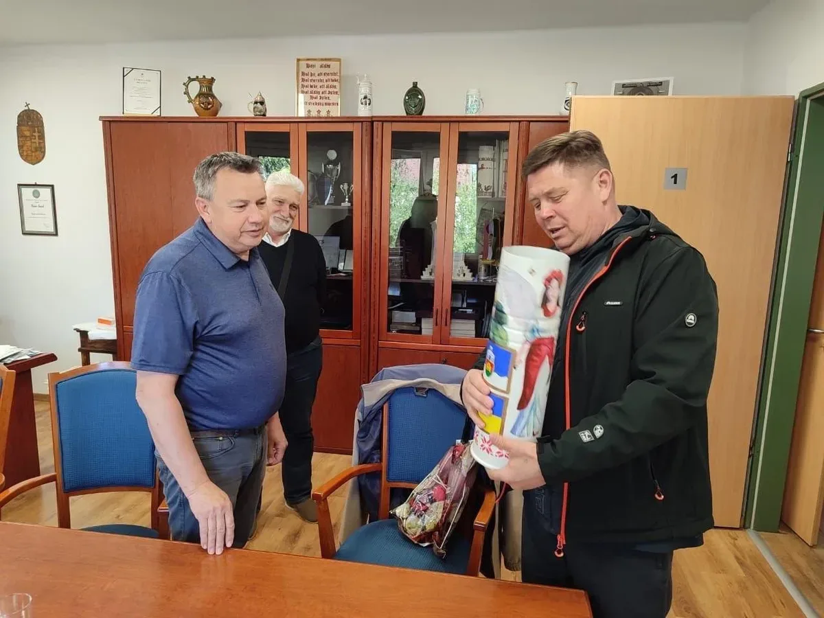 Начальник Білозерської СВА Ігор Острівний підписує меморандум про співпрацю з мером угорського міста Захонь Ласло Гельмеці 1