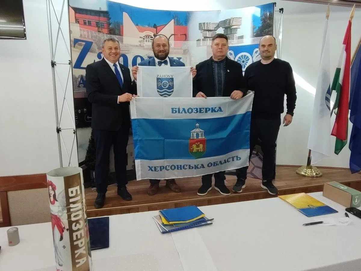 Начальник Білозерської СВА Ігор Острівний підписує меморандум про співпрацю з мером угорського міста Захонь Ласло Гельмеці 4