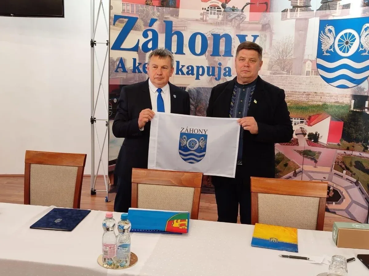 Начальник Білозерської СВА Ігор Острівний підписує меморандум про співпрацю з мером угорського міста Захонь Ласло Гельмеці 5