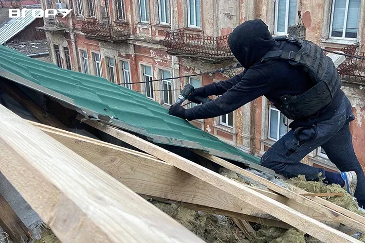 Волонтери в Херсоні допомагають людям та відбудовують пошкоджені будинки після обстрілів 4