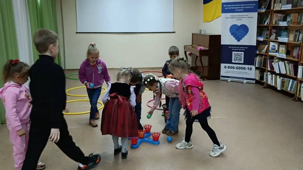 Діти святкують День дошкільняти у бібліотеці Херсона, граючи та гортаючи книжки. 1