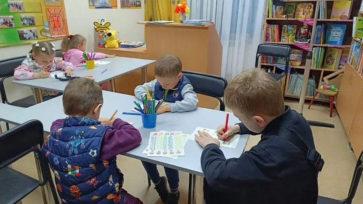 Діти святкують День дошкільняти у бібліотеці Херсона, граючи та гортаючи книжки. 2