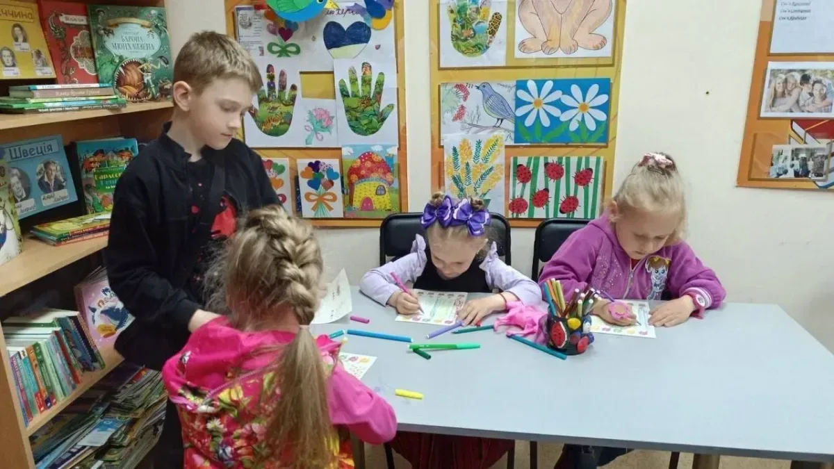Діти святкують День дошкільняти у бібліотеці Херсона, граючи та гортаючи книжки. 3