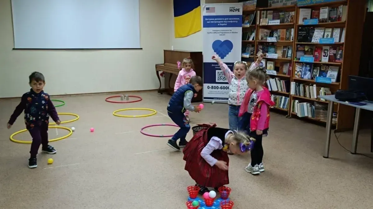 Діти святкують День дошкільняти у бібліотеці Херсона, граючи та гортаючи книжки. 4
