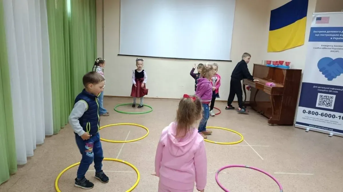 Діти святкують День дошкільняти у бібліотеці Херсона, граючи та гортаючи книжки. 6