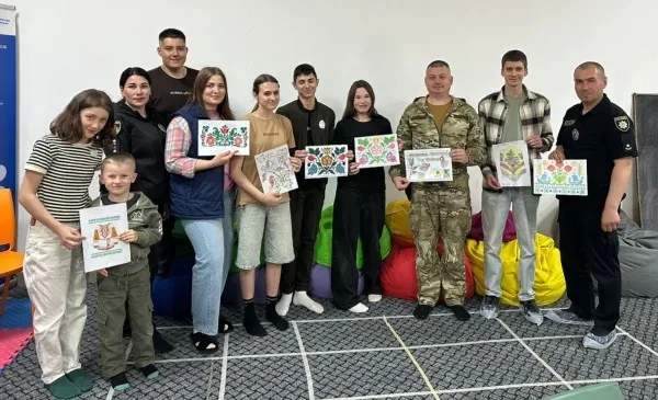 Діти Бериславщини створили вишиванки з поліцейськими та благодійниками