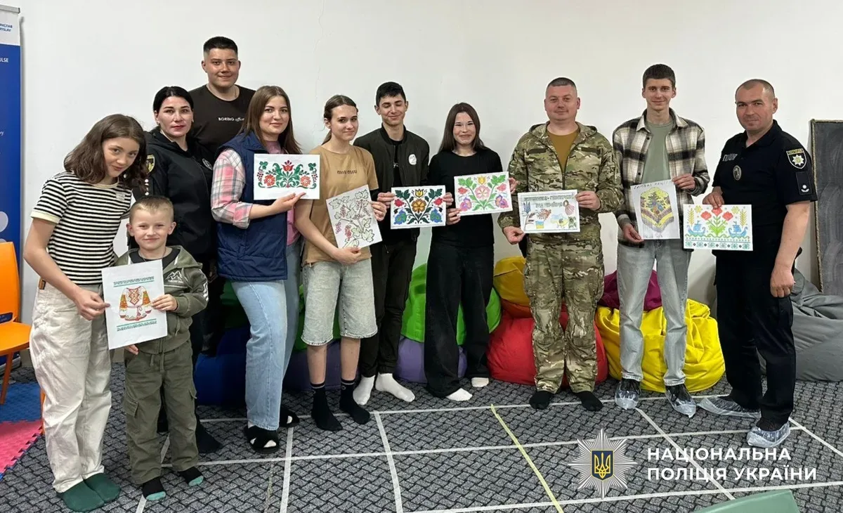Діти створюють вишиванки з поліцейськими та благодійниками у Бериславському районі до Дня вишиванки. 1